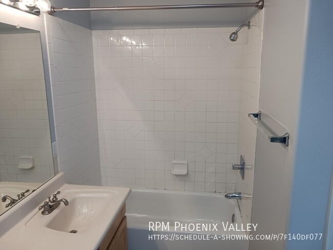 Building Photo - Charming Phoenix 3 Bed / 2.5 Bath Townhome...