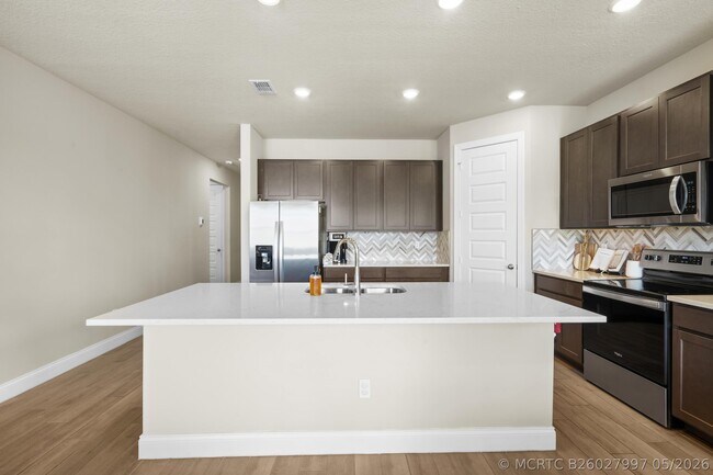 Building Photo - 8588 Dahlia Cir