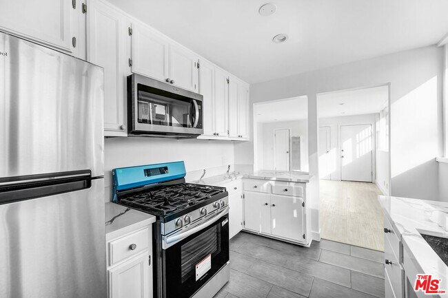 Building Photo - 317 S Kenmore Ave