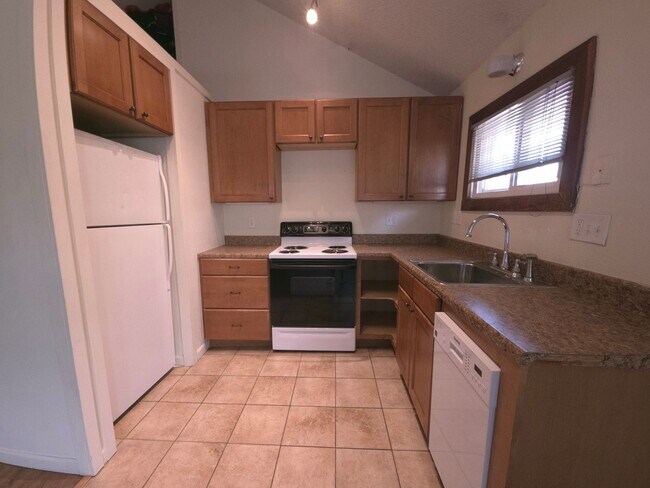 Building Photo - 943 Broadway