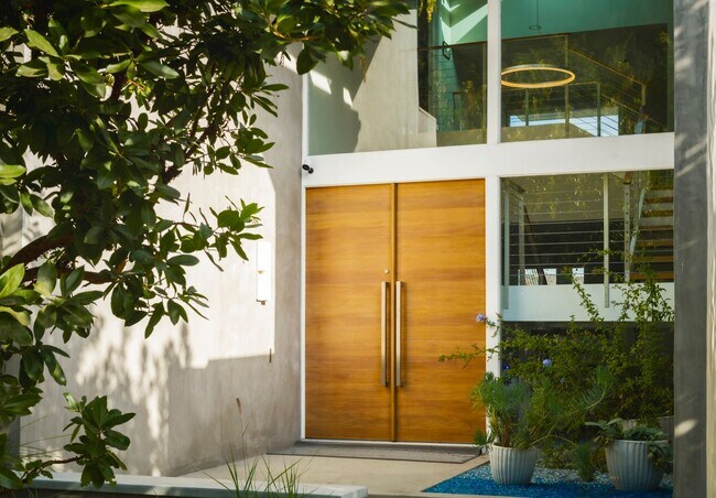 Building Photo - 2344 Banyan Dr