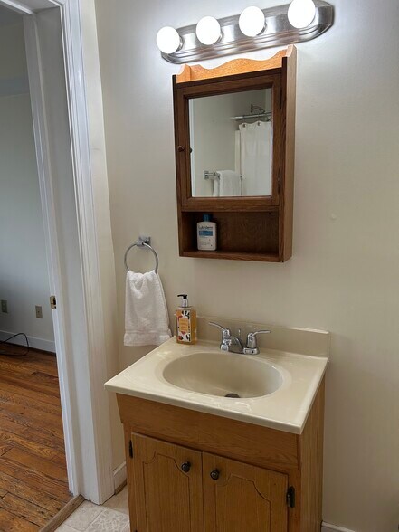 Bathroom - 505 Hawke St