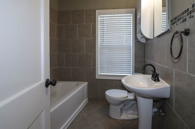 Building Photo - Cozy Bungalow in Brookside area, close to shopping for grocery, coffee shops, restaurants and muc...