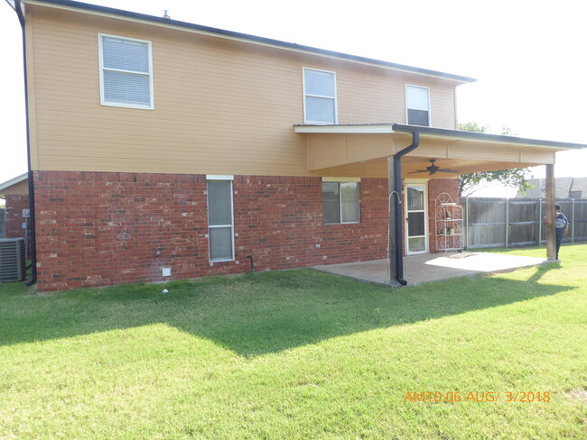 Building Photo - Spacious 2 story house on large corner lot