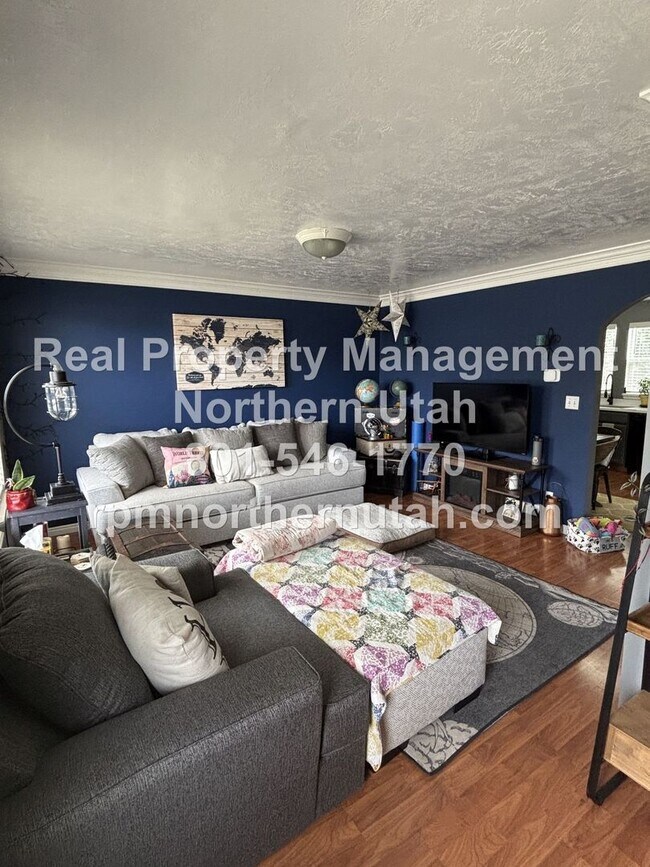 Building Photo - Charming 2-Story Home in the Heart of Clea...