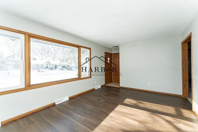 Building Photo - Recently Renovated 5 Bedroom Home! *1/2 OFF FIRST MONTH OF RENT*