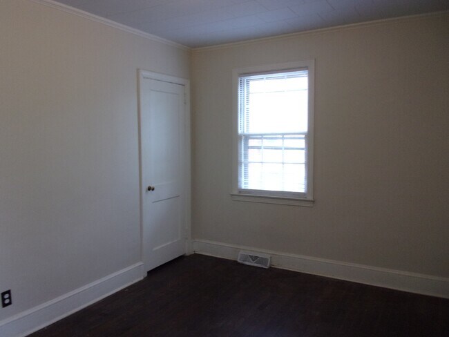 Building Photo - 517 S Jones Ave