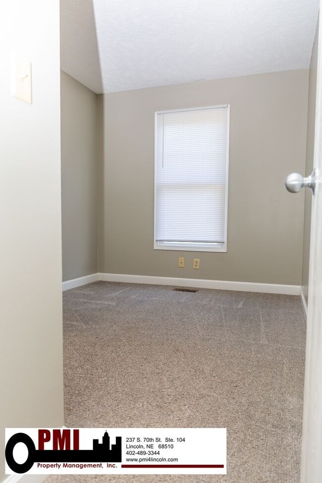Building Photo - 3 Bedroom and 2 bathroom Duplex for Rent