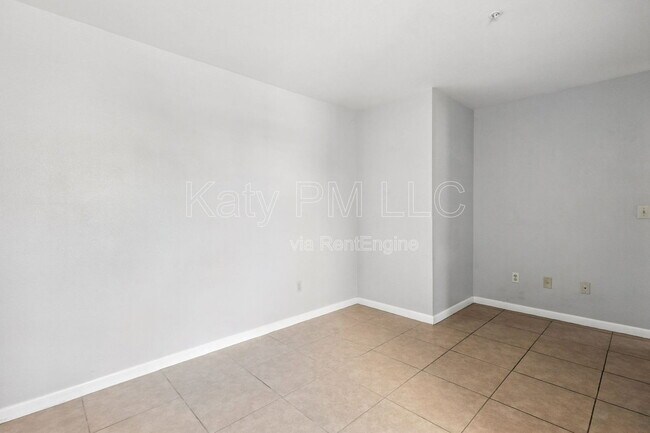 Building Photo - 1005 E 8th St