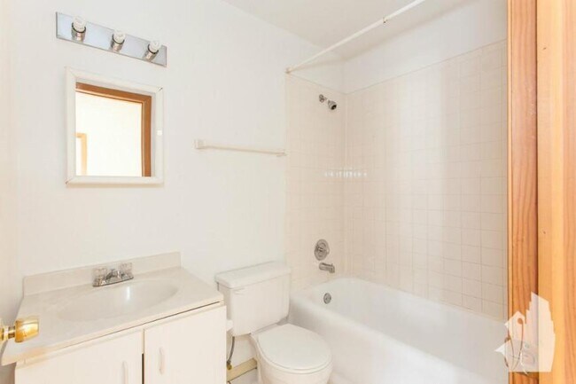 Building Photo - 1 bedroom in Chicago IL 60657