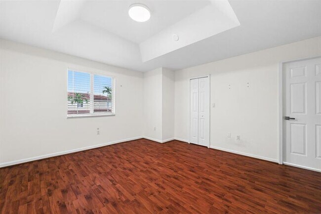 Building Photo - 7923 N Southwood Cir