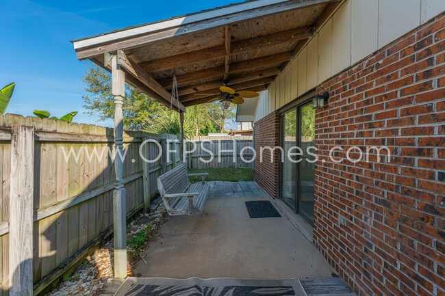 Building Photo - 211 Indian Oaks Dr