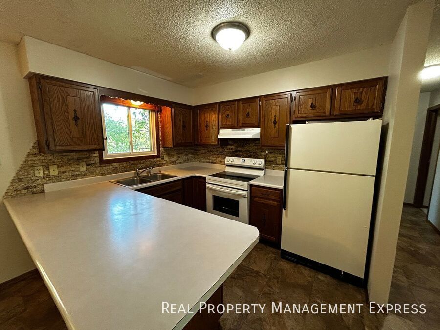 Building Photo - 3 Bedroom 2 Bathroom Home with a Fireplace...