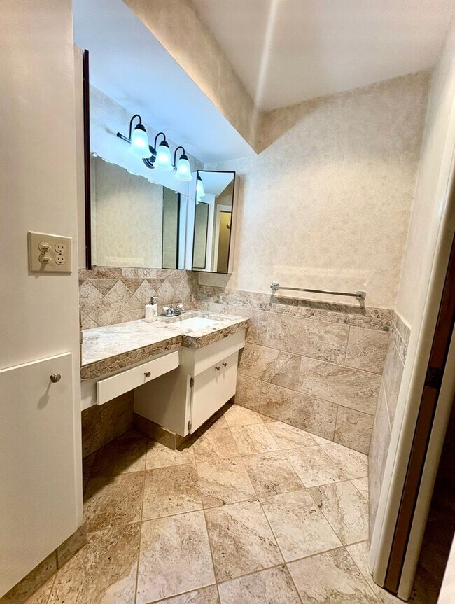 Building Photo - Beautifully Updated Condo in a Gated Activ...