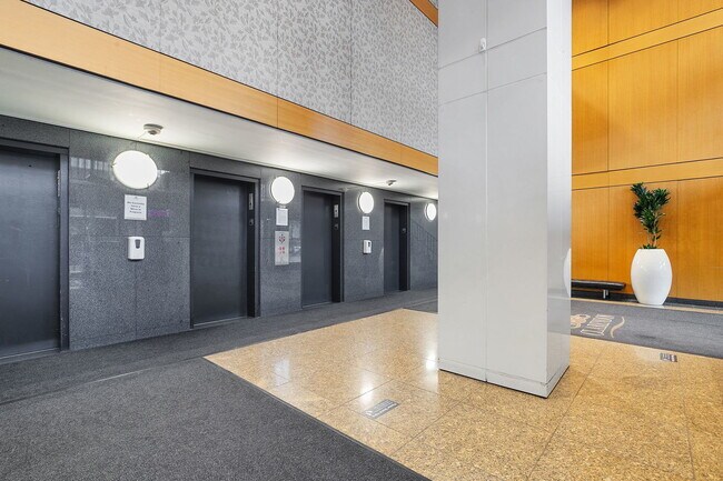 Building Photo - 4343 N Clarendon Ave