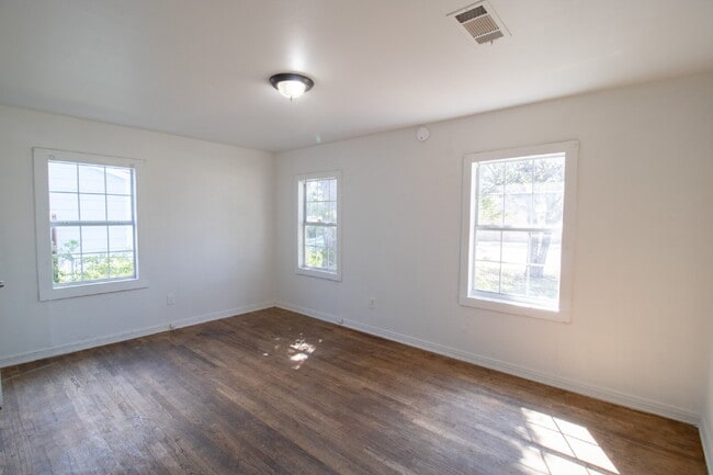 Building Photo - Charming 3-Bed Home in Lubbock 1/2 off first months rent