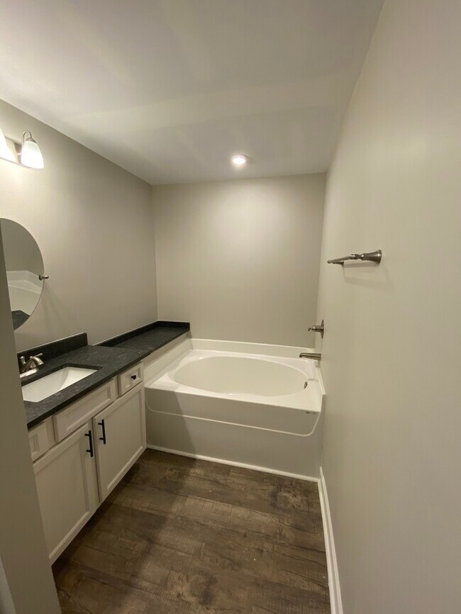 Building Photo - $500 OFF FIRST MONTHS RENT!
