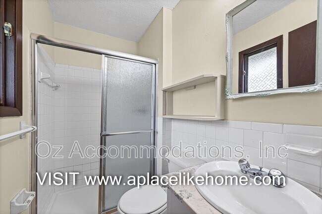 Building Photo - 608 E 78th St