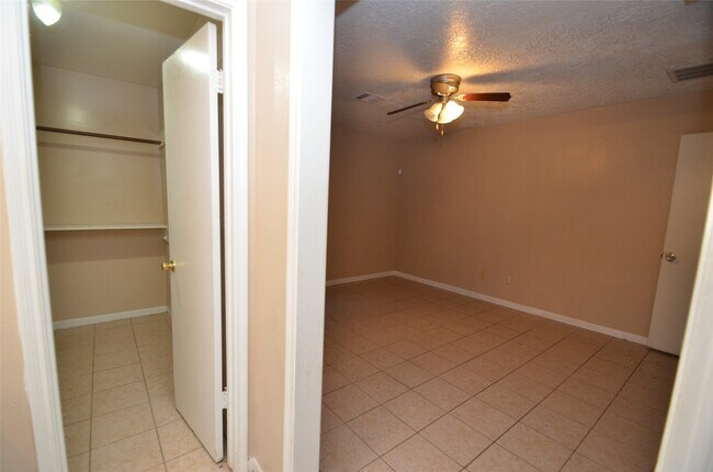 Building Photo - 439 Breeze Park Dr