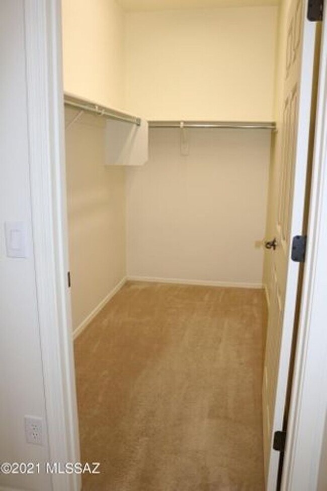 Building Photo - Move in Ready 2 bedroom 2 bath with den!