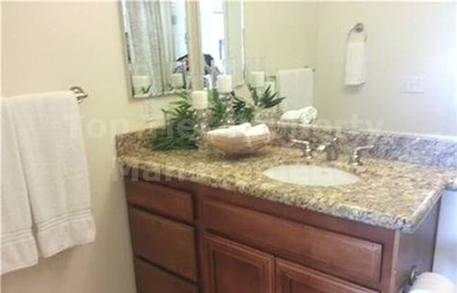 Building Photo - $1000 Move in Discount***Beautiful 2 bed/2 bath Condo in the Heart of Hillcrest - Available NOW*