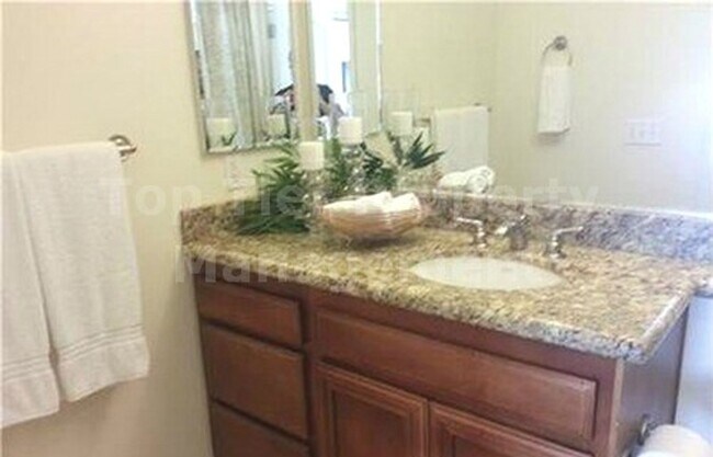 Building Photo - ***Beautiful 2 bed/2 bath Condo in the Hea...