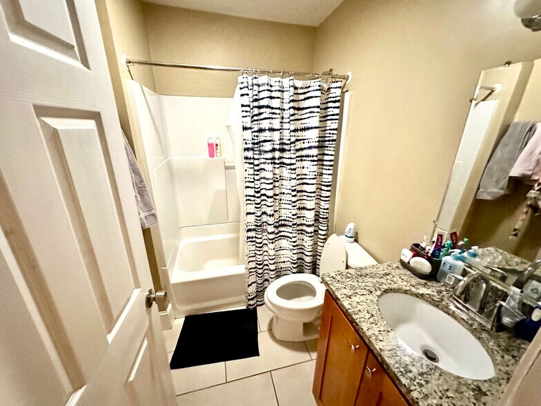 Building Photo - 76 Egmont St