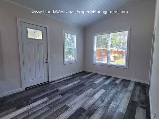 Building Photo - ADORABLE 2 BEDROOM COTTAGE! STAINLESS STEEL MOVE IN READY FOR FEBRUARY!