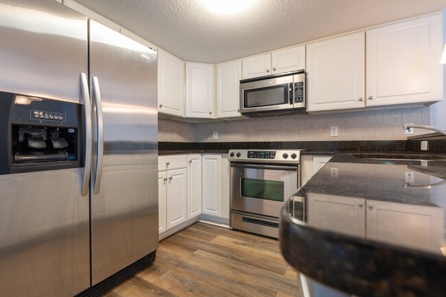 Building Photo - MOVE IN READY 2-bedroom in Virginia Beach!