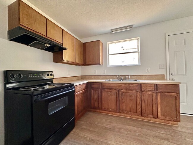 Building Photo - 725 N Privette St