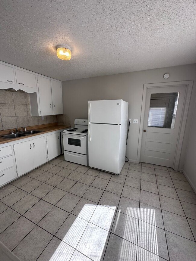 Building Photo - $1250 - 3 bed 1.5 bath - Single Family Hom...