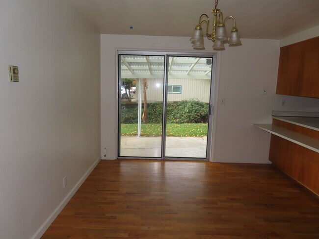 Building Photo - 3 Bed/ 1.5 Bath 60's Vintage Charmer in th...