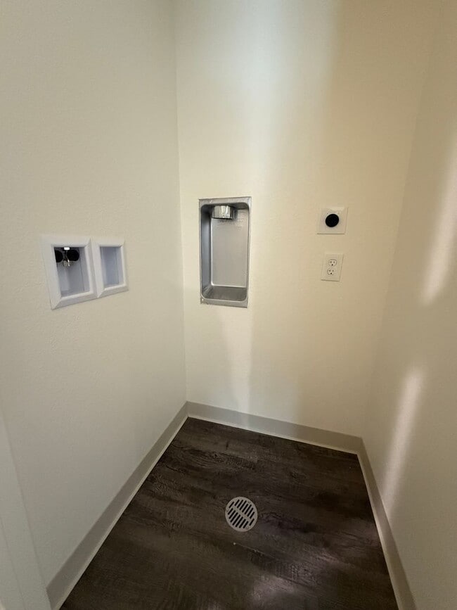Building Photo - Brand New Upstairs 3 Bedroom Apartment