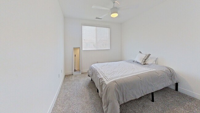 Building Photo - Stunning 5-Bedroom Home in the Heart of Re...