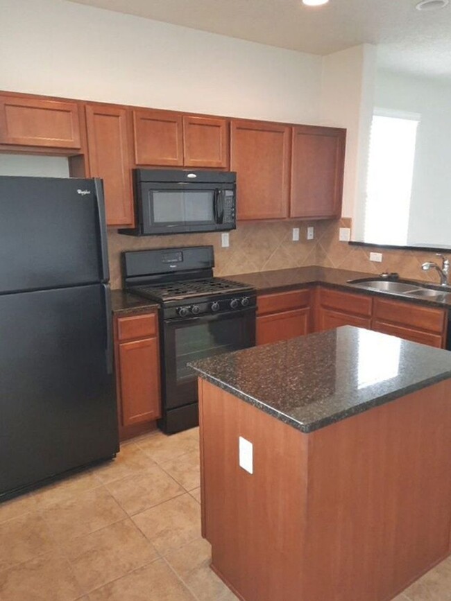 Building Photo - 3 bedroom 2 bathroom home in Rio Rancho! C...