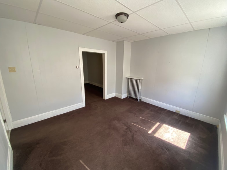 Building Photo - 423 E Main St