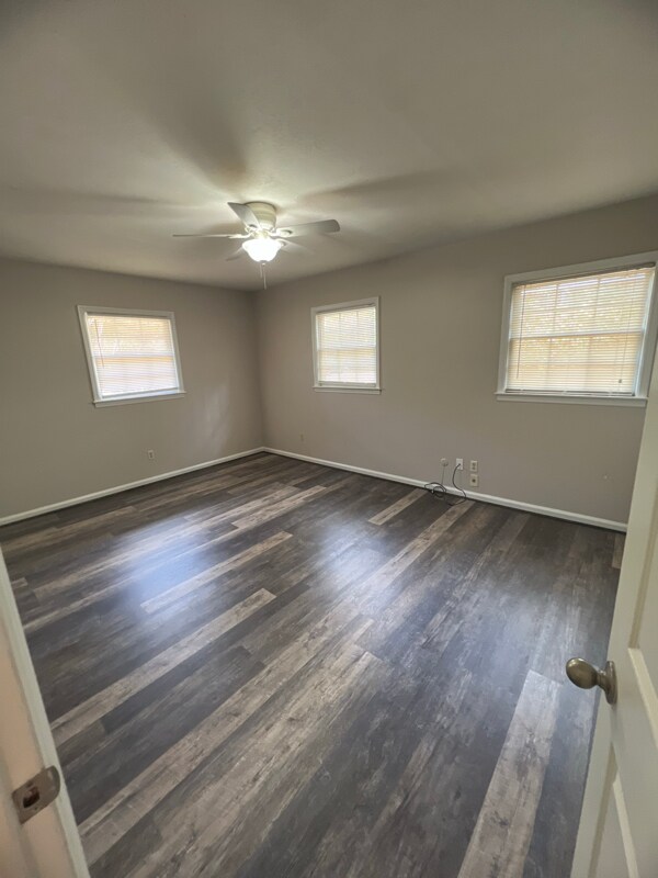 Building Photo - 2220 Mahan Dr