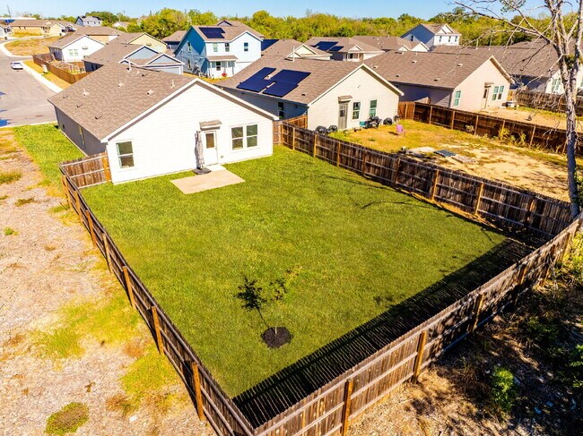 Building Photo - Charming 3-Bedroom Haven with 2 Full Baths