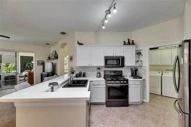 Building Photo - 2068 Sifield Greens Way