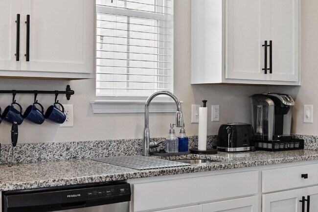 Building Photo - Fully Furnished Home in The Parks