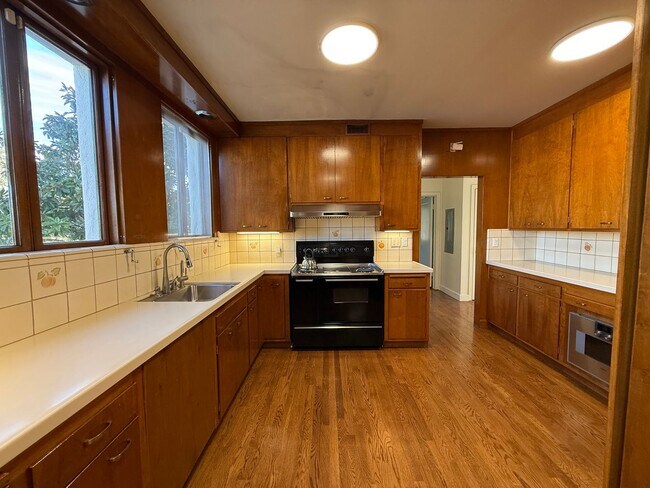 Building Photo - Luxury Upper Piedmont Estate