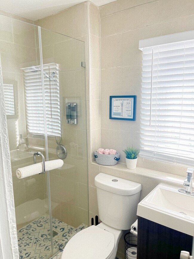 Building Photo - 835 NE 21st Dr