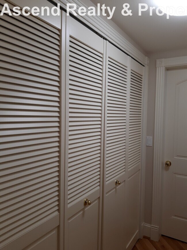 Building Photo - Unique Opportunity to Lease 2 Bed Lower Unit in Executive Home Utilities Included Quick Access to...