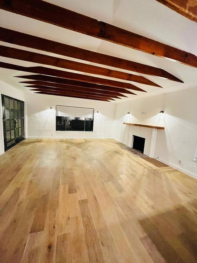 Building Photo - 858 Moraga Dr