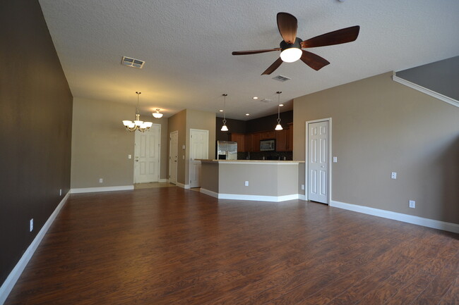 Building Photo - Gorgeous 3/2.5 Townhome in Gated Community...