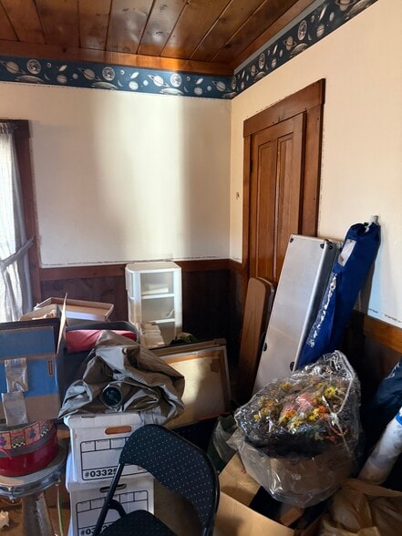 Building Photo - 298 Main St