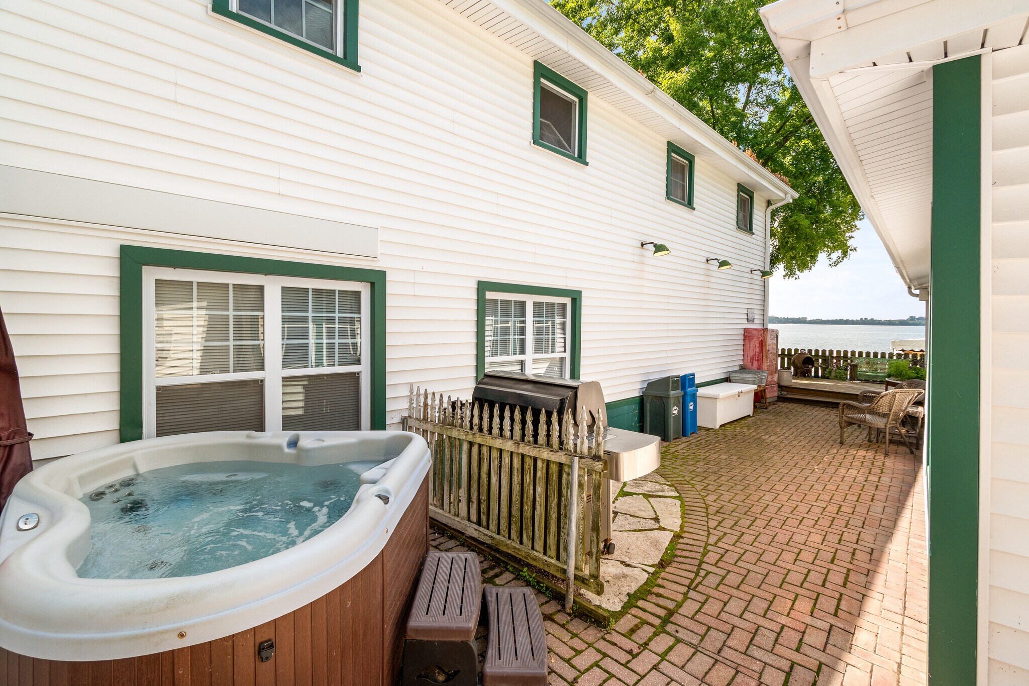 Exterior- Hot Tub seasonal - 123 S Ferry Dr