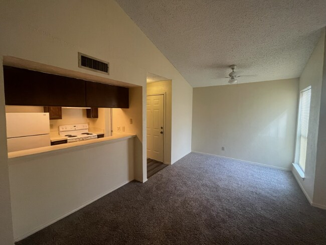 Building Photo - 2227 Madison Dr