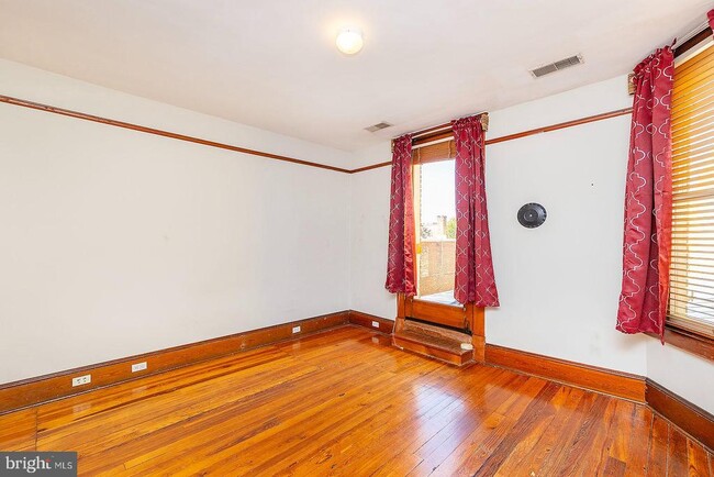 Building Photo - 7 N Loudoun St