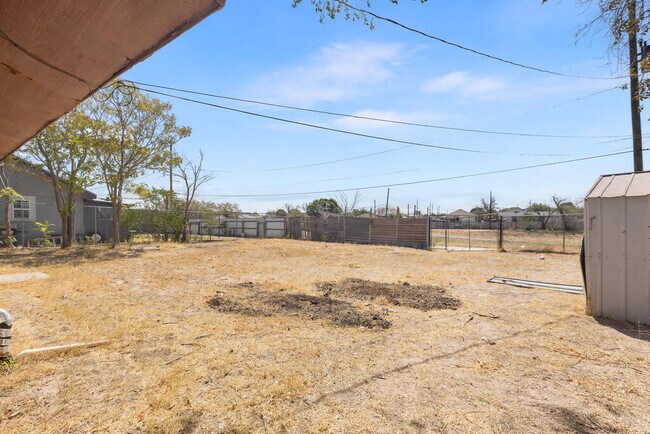 Building Photo - 2105 Butternut Ln